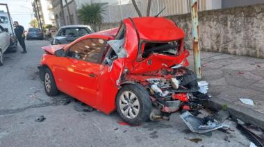 Una joven de 17 años manejaba borracha y chocó contra 4 autos estacionados