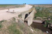 San Cayetano: el camino a Las Brusquillas está cerrado por daños en el puente del arroyo Cristiano Chico