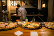 Descuentos del 50% y 3x2: dónde disfrutar La Noche de la Pizza y la Empanada en Buenos Aires