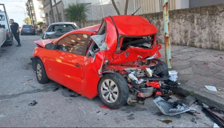 Una joven de 17 años manejaba borracha y chocó contra 4 autos estacionados