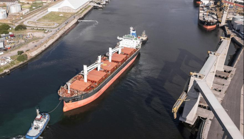 Puerto Quequén impulsa su operatoria con 8 movimientos diarios y 35 buques para agosto
