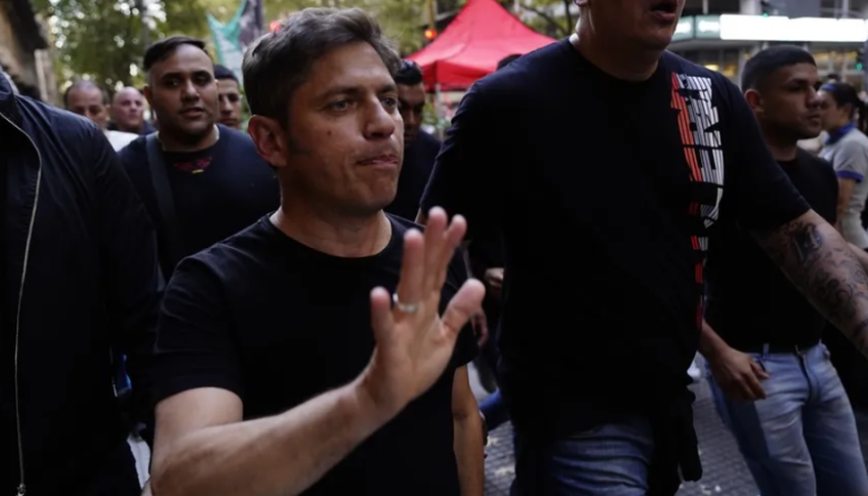 Kicillof sale a caminar y encabeza una columna contra le reforma laboral