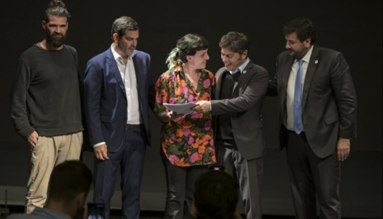 Dolores: Kicillof entregó 299 escrituras y una ambulancia para el sistema de salud