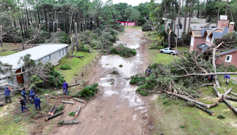 Caos en Pinamar tras el temporal: hablan del paso de un tornado en la zona norte