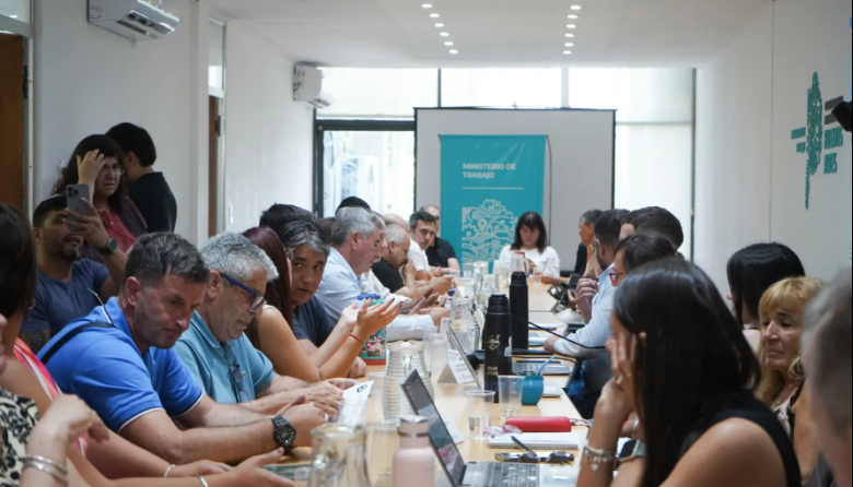 La Provincia recibe a estatales y docentes para cerrar un nuevo aumento salarial