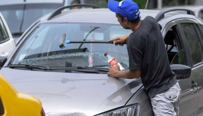 Necochea aprobó una ordenanza que prohíbe cuidacoches y limpiavidrios en la calle