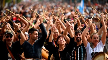 Con Froilán González, la tradicional Marcha de los Bombos debuta frente al mar en Miramar