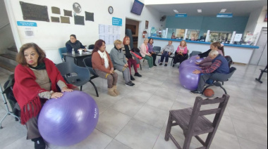 Adultos mayores participan de una propuesta que combina salud y deporte en el Hospital de San Clemente del Tuyú
