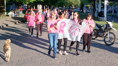Balcarce: La caminata de LALCEC tiñó de rosa la plaza Libertad