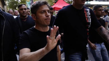 Kicillof sale a caminar y encabeza una columna contra le reforma laboral