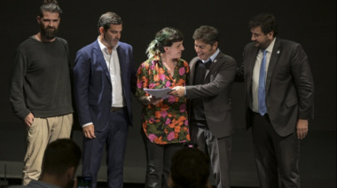 Dolores: Kicillof entregó 299 escrituras y una ambulancia para el sistema de salud