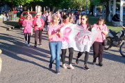 Balcarce: La caminata de LALCEC tiñó de rosa la plaza Libertad