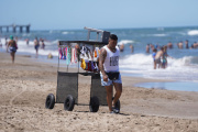Vendedores ambulantes denuncian amenazas y recaudación ilegal en las playas de La Costa