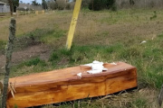 Encontraron un falso ataúd junto a las vías del tren cerca de Mar del Plata