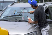 Necochea aprobó una ordenanza que prohíbe cuidacoches y limpiavidrios en la calle