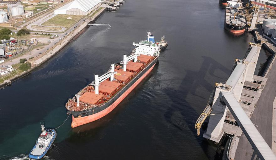 Puerto Quequén impulsa su operatoria con 8 movimientos diarios y 35 buques para agosto