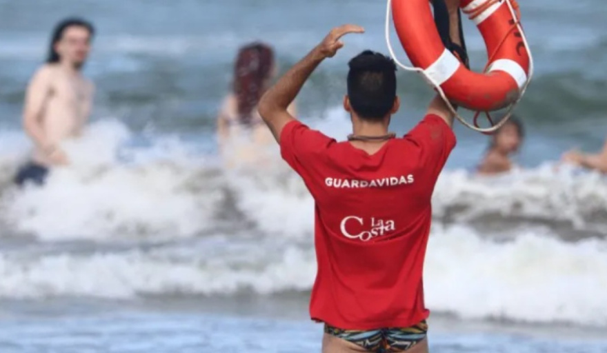 Con más de 340 guardavidas continúa el operativo de seguridad en playas del Partido de La Costa