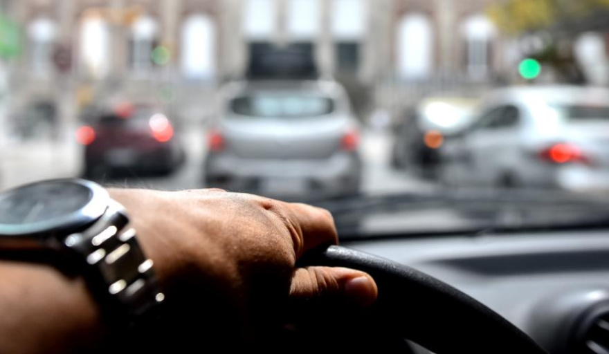 Mar del Plata regula Uber: qué exige el proyecto a los choferes de apps